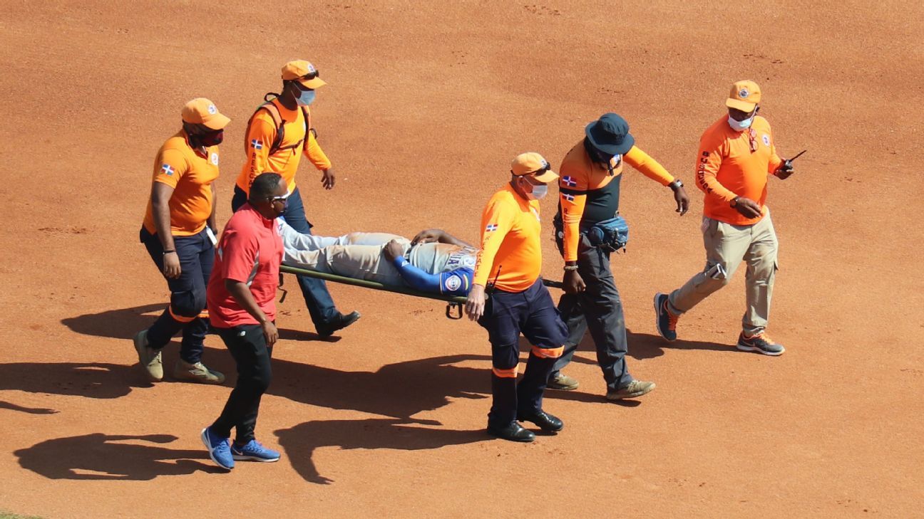 Dilson Herrera leaves on a stretcher due to injury in