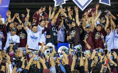 The Tomateros de Culiacán squad celebrates the title of champion of the Mexican Pacific League (LMP).