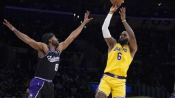 Lakers beat Kings with great contribution from LeBron James and Monk