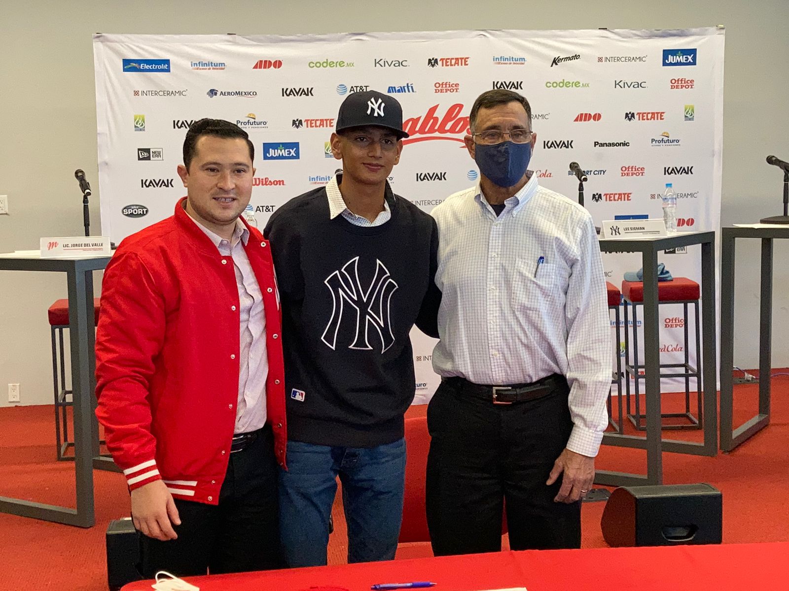 Mexican Christian Zazueta signs with the New York Yankees
