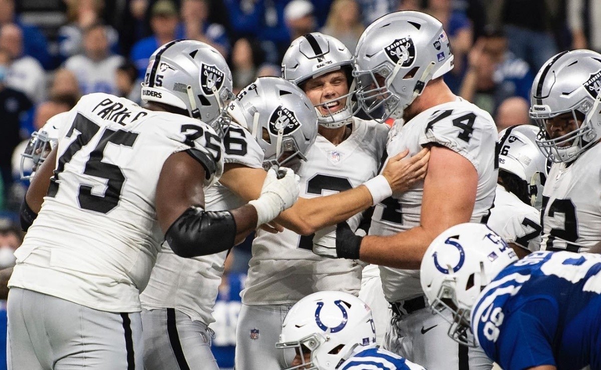 NFL Fight for the wild card Raiders beat Colts in