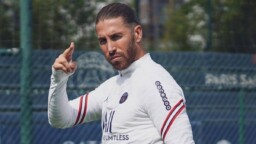Sergio Ramos catches his wife in action and shakes PSG