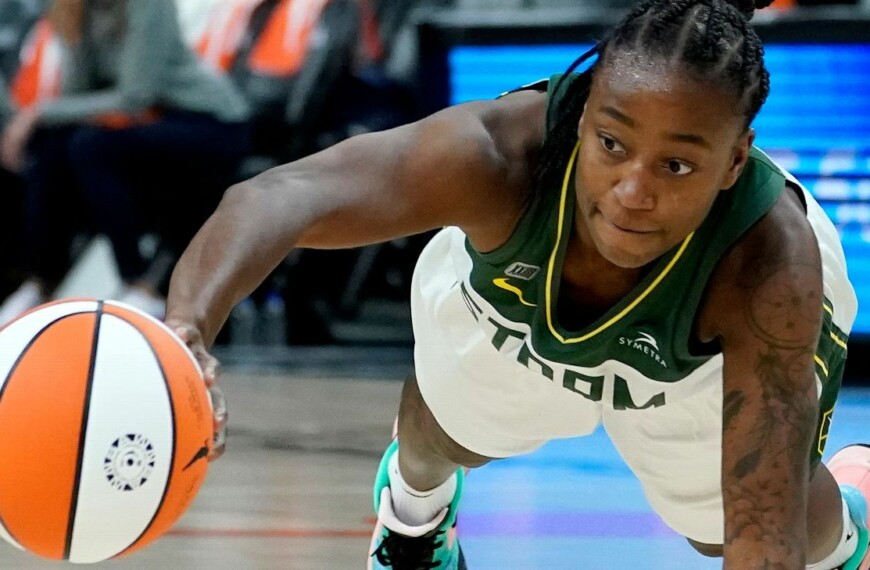 Storm announce new deals for Loyd, Russell