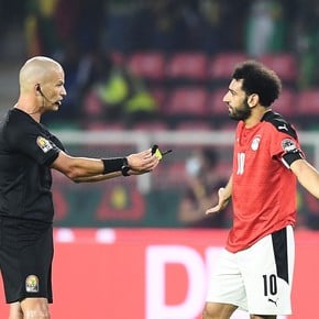 Unusual image: the referee offered the whistle and the cards to Salah