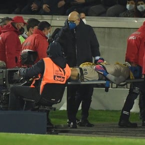 Video: hard blow and exit on a stretcher for Porto's goalkeeper
