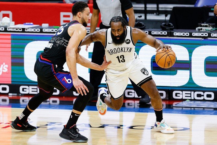 James Harden and Ben Simmons in a duel in February 2021 (Photo: AFP).