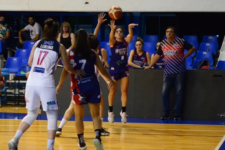 A scene from Catamarca Basketball vs. Quimsa, from the 2021 Women's League.
