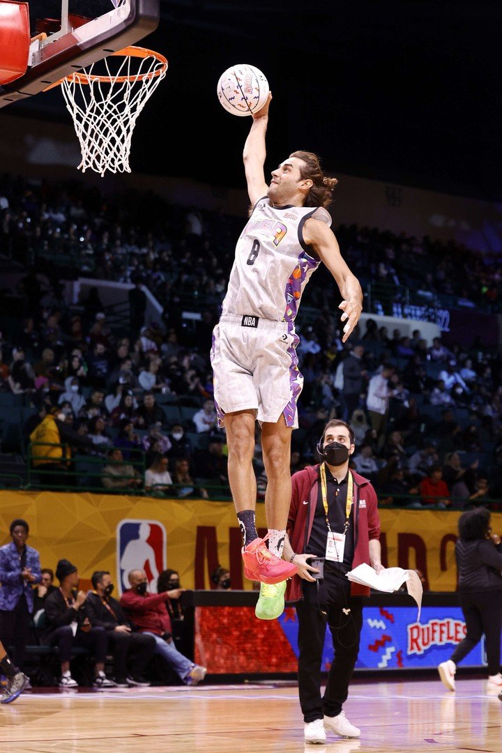 Gianmarco Tamberi and a tremendous dunk.