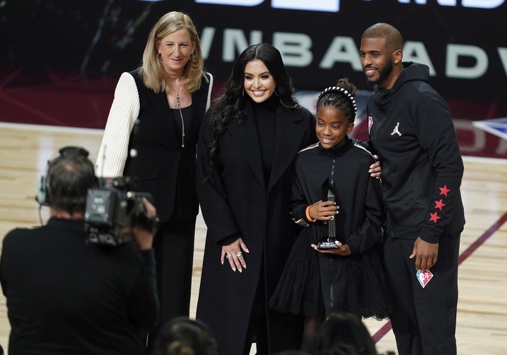 Vanessa Bryant, Kobe's widow, at the tribute ceremony for the best players in NBA history.