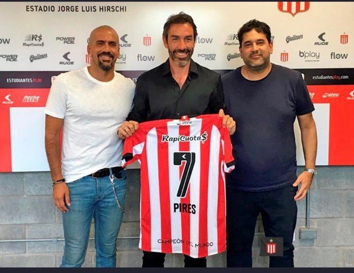 Robert Pires, on the field of Estudiantes with Verón.