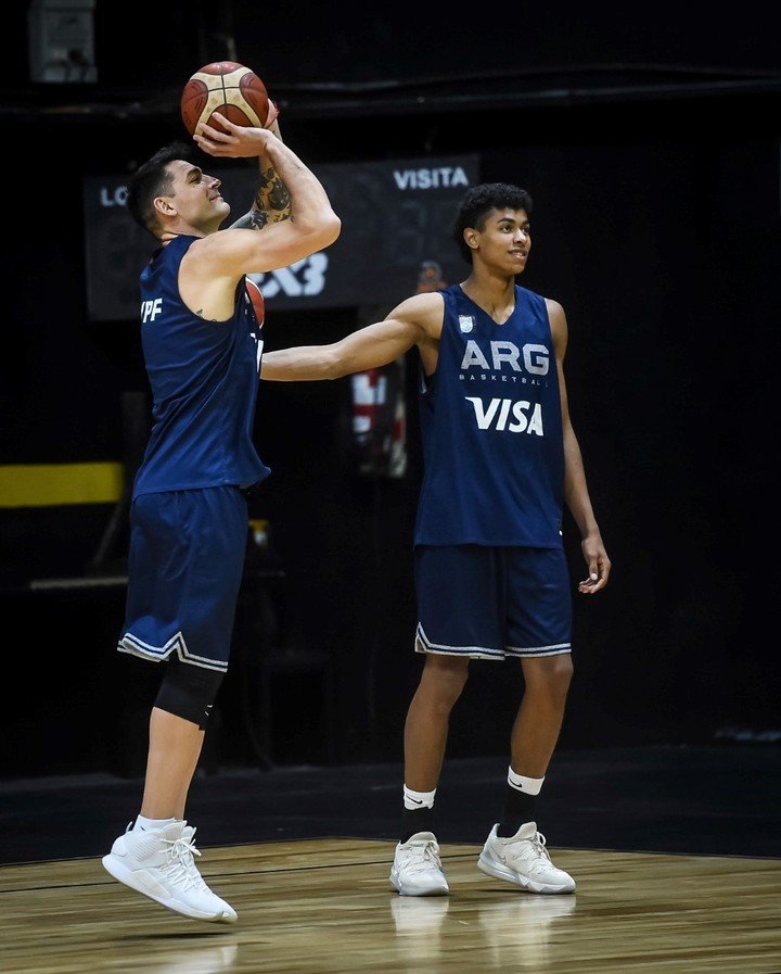 The son of the former 100% Fight fighter, along with Delfino in the Argentine Basketball Team.  (@FIBAWC)
