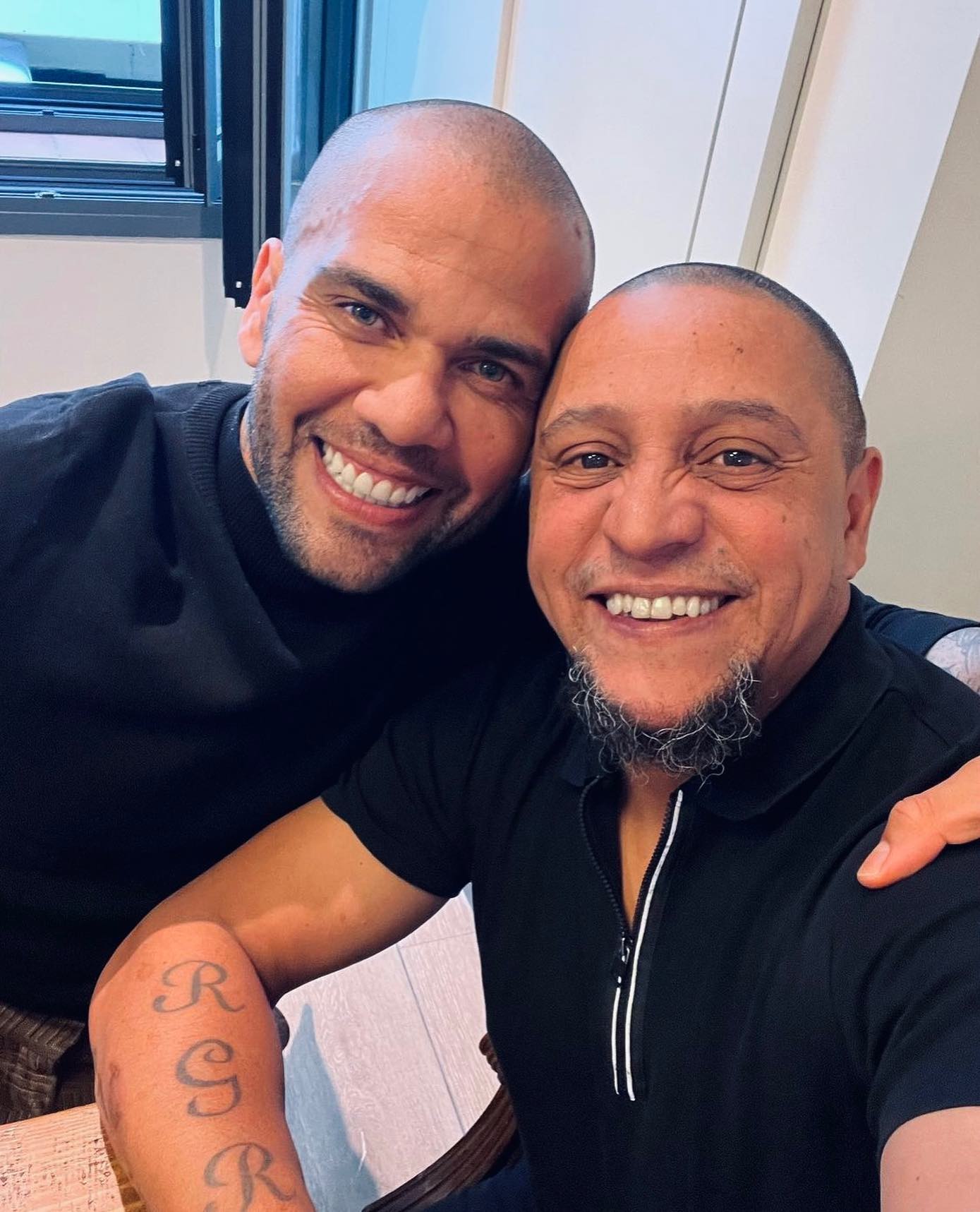 Alves meets Roberto Carlos at Florentinos daughters restaurant
