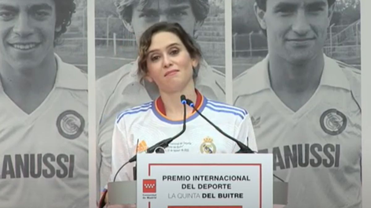 Ayuso puts on the Madrid shirt in the middle of