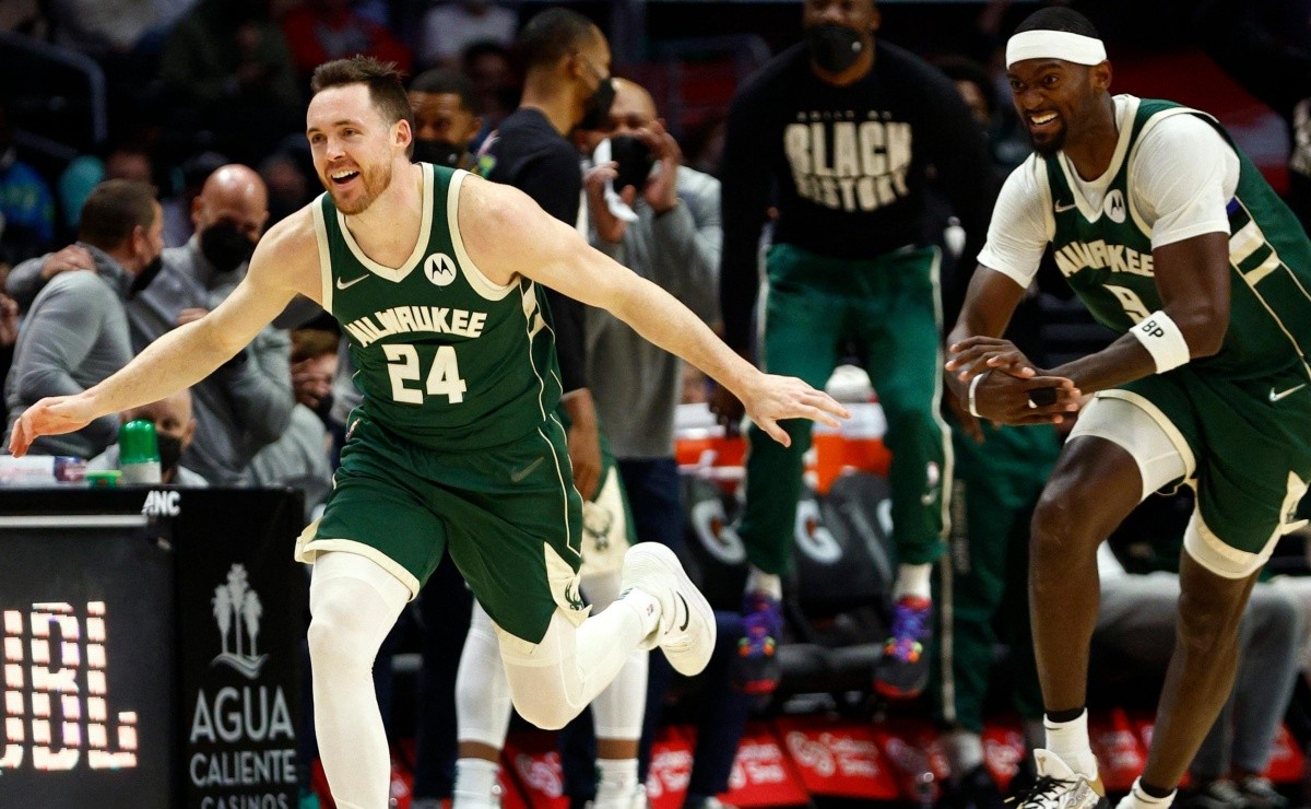 NBA Pat Connaughton suffers a fracture and will have to
