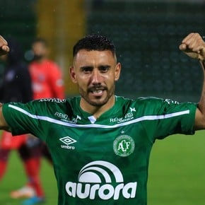 Unusual: he survived and is not a victim for Chapecoense