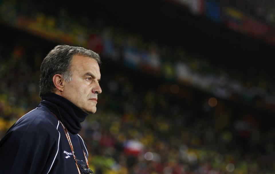 Bielsa qualifiedó Chile to the 2010 World Cup after twelve years of absence. (REUTERS/Kai Pfaffenbach)
