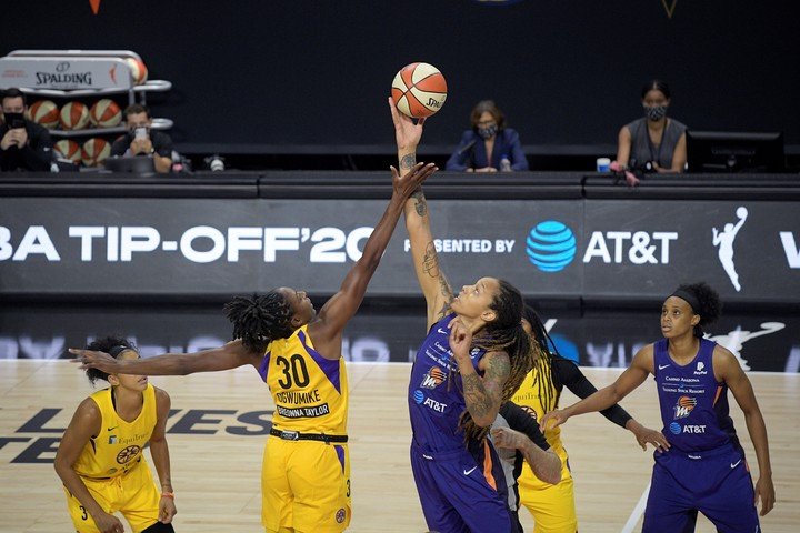 Brittney Griner in a duel against the Los Angeles Sparks in 2020 (Photo: AP).