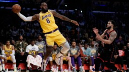Lakers, despite defeat against Raptors: "We keep fighting"