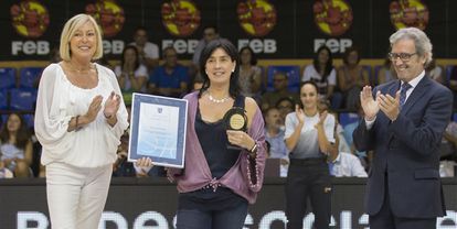 Muguruza receives the award for the best coach in Spain in 2017. FEB