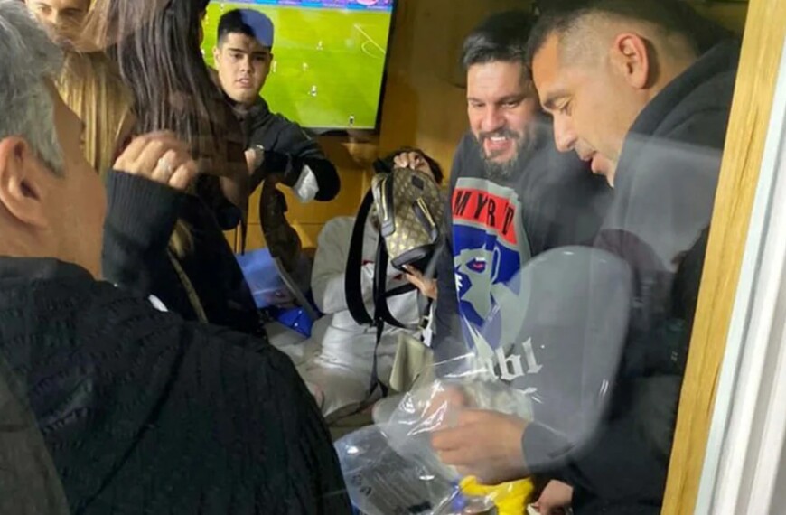 The meeting between Riquelme and Messi’s family in the Bombonera: the special gift and the curious detail on the box TV