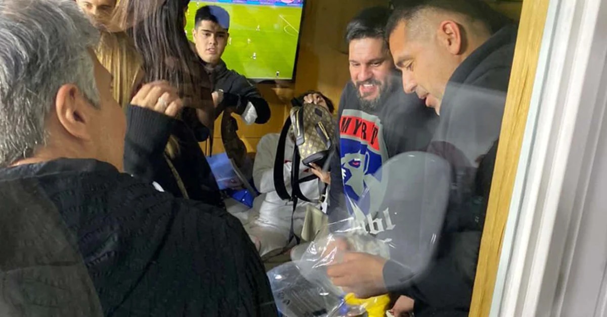 1648283464 The meeting between Riquelme and Messis family in the Bombonera