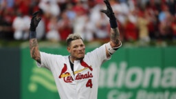 ATTENTION!  Yadier Molina wants and sounds like manager of the Tigres de Aragua