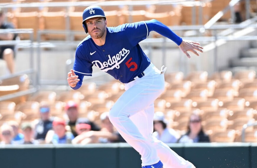 Dodgers, with Freeman, go for the title