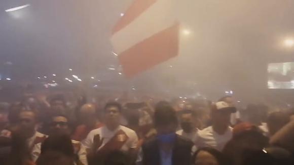 Fans of the Peruvian National Team made a flag shortly after Peru vs.  Uruguay.  (Video: Willax)