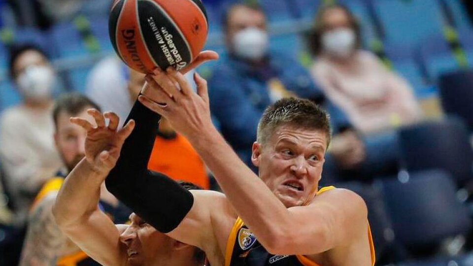 Sweden expelled a player from its basketball team for signing