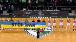 They did not want to pose with the Ukrainian flag with the phrase "Stop war" and were booed throughout the stadium