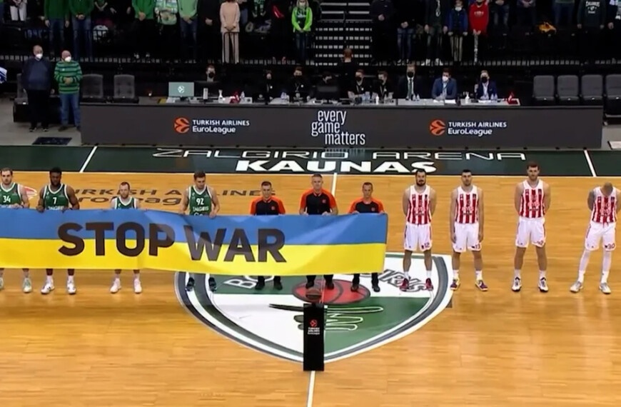 They did not want to pose with the Ukrainian flag with the phrase “Stop war” and were booed throughout the stadium