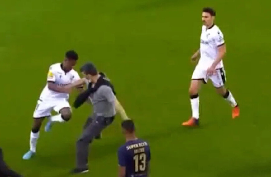 Strange field invasion of a fan in Portugal: he kicked the players of his own team