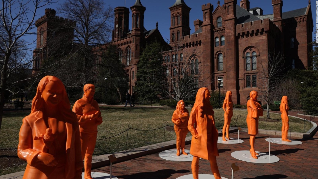 See the set of statues in honor of women, the largest ever made