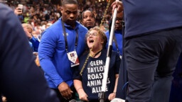 Scandal in the NBA: a woman chained herself to a basketball hoop in a new protest against the former owner of the Wolves