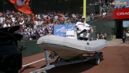 MLB: The 'captain' Brandon Belt, of Giants, appeared at Opening Day in a boat and makes the first pitch