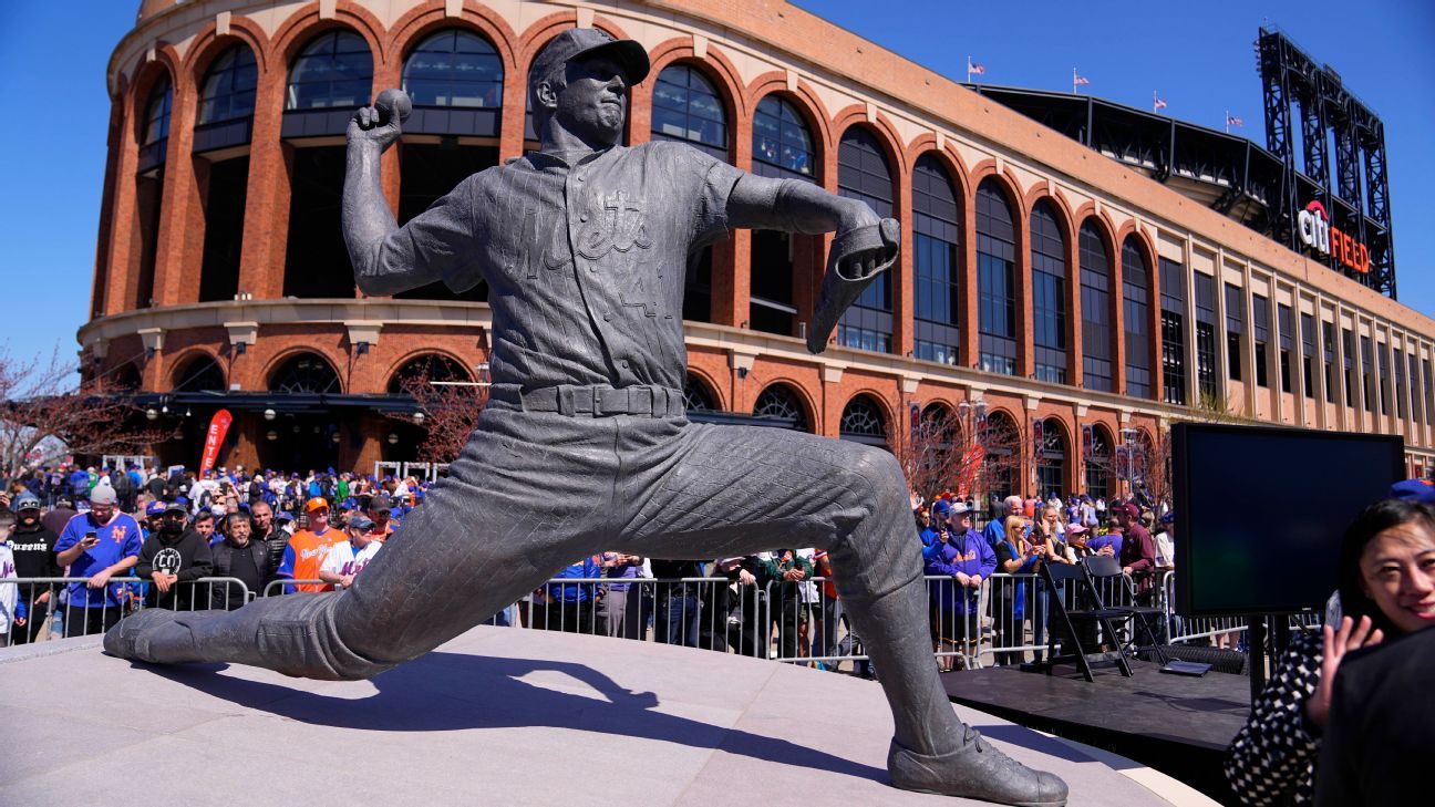 New York Mets Unveil Statue of Legendary Pitcher Tom Seaver