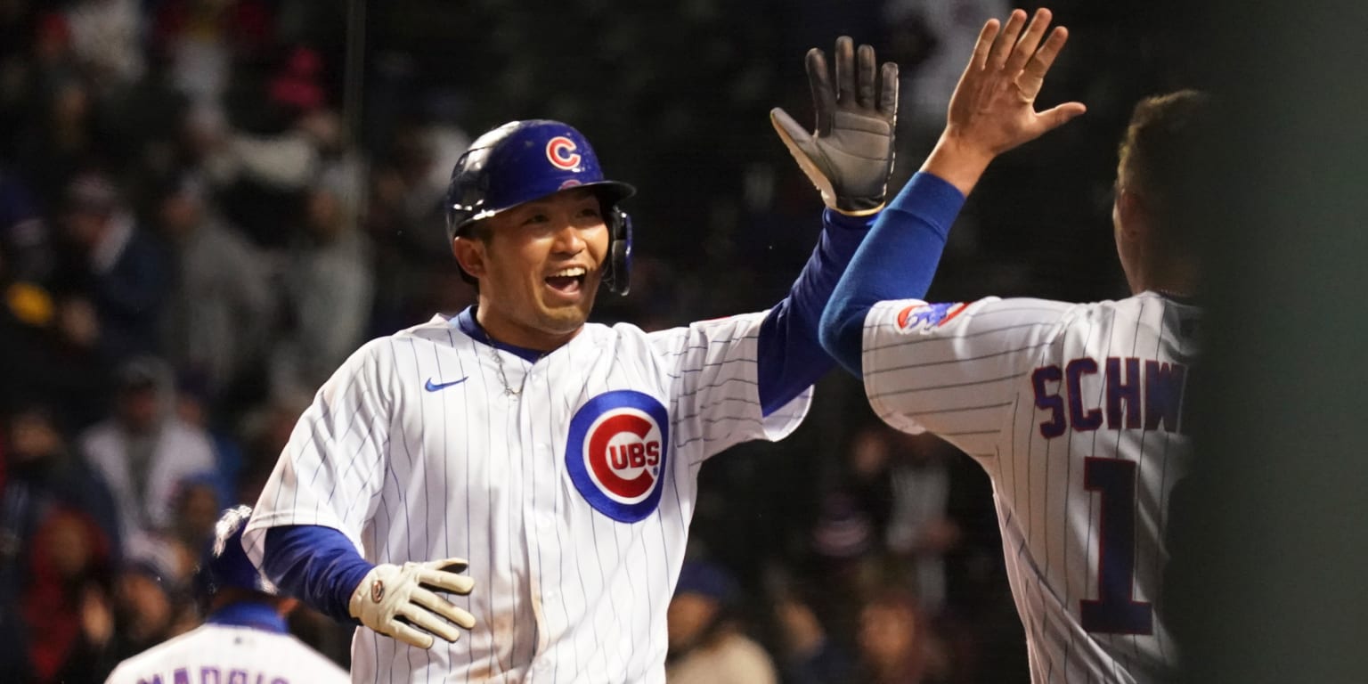 Suzuki makes more history with the Cubs