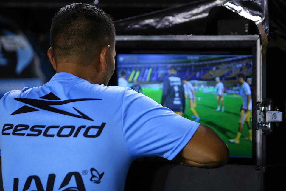 The VAR has served to highlight, even more, the shortcomings of the Mexican referees. (Photo: Alfredo Lopez/Jam Media/Getty Images)