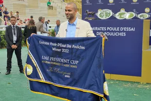 The happiness of Tony Parker, who shows the blanket reserved for the winner of the Polla de Filies de ParisLongchamp; his mare Mangoustine was the winner