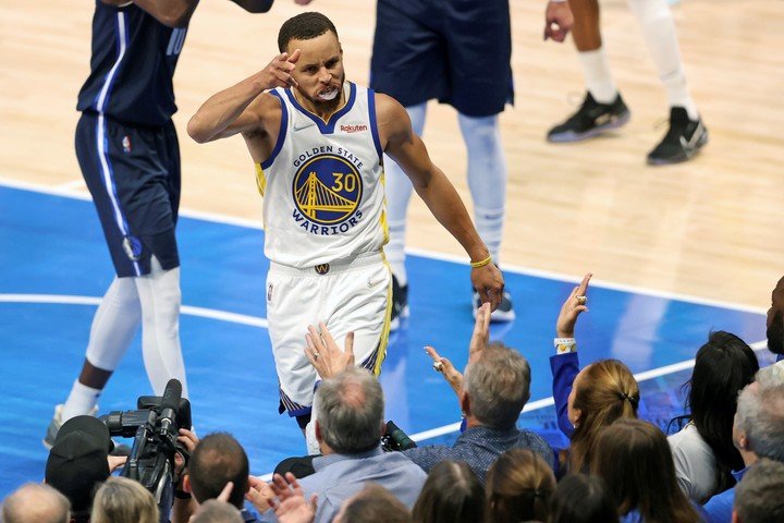 Curry celebrates like this. (AP)
