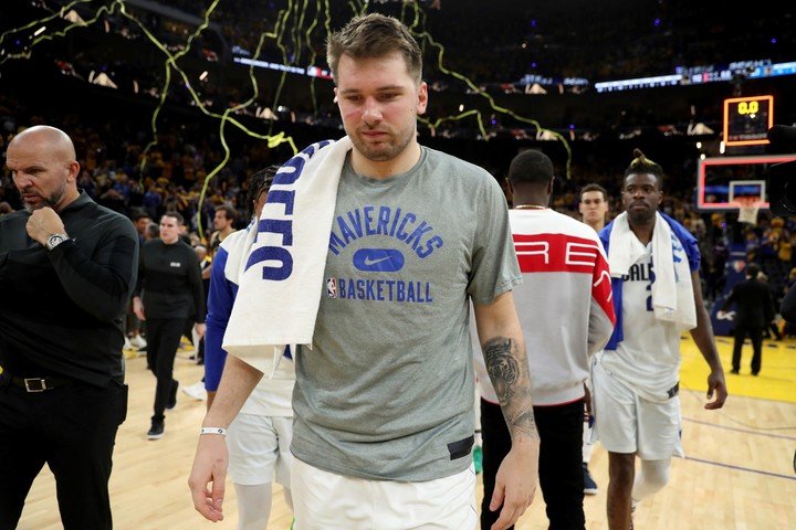 Luka couldn't face the Warriors in game 1. (Photo: AP/Jed Jacobsohn)