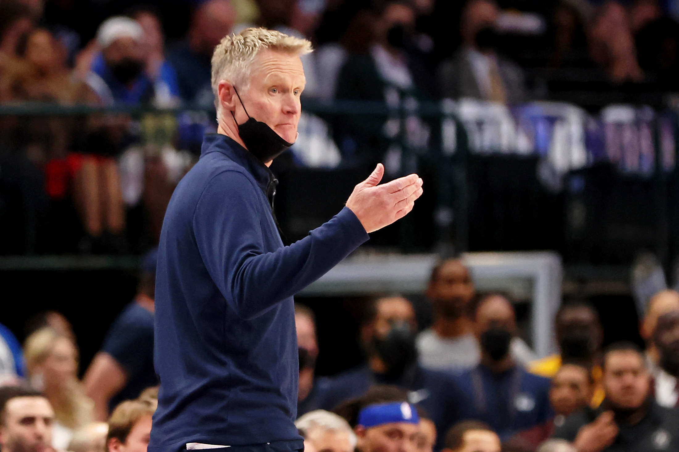 Steve Kerr giving instructions in Tuesday's game between Golden State Warriors and Dallas Mavericks (Kevin Jairaj-USA TODAY Sports)