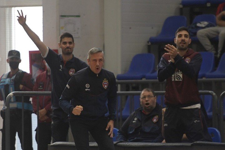 Sebastián González (in front), coach of Quimsa. (LNB)