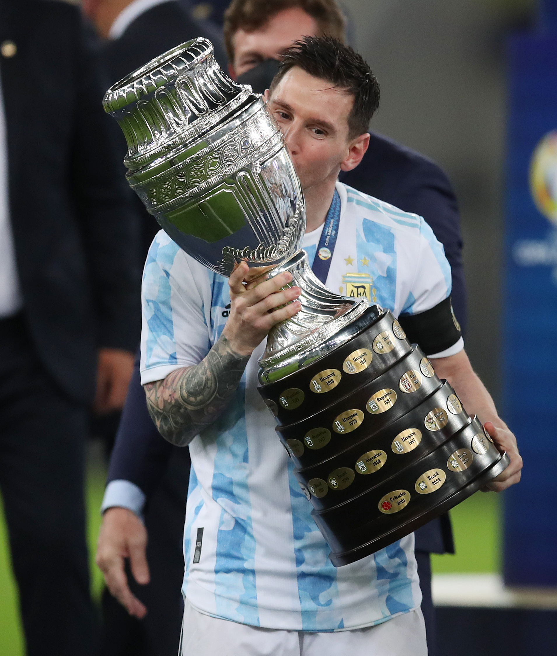 Messi kisses the Cup he longed for so much: now he will go for the World Cup (REUTERS / Ricardo Moraes)