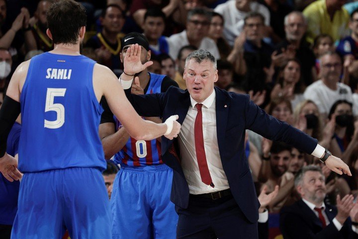 Jasikevicuis, DT of Barsa, congratulates Sanli.  (EFE)