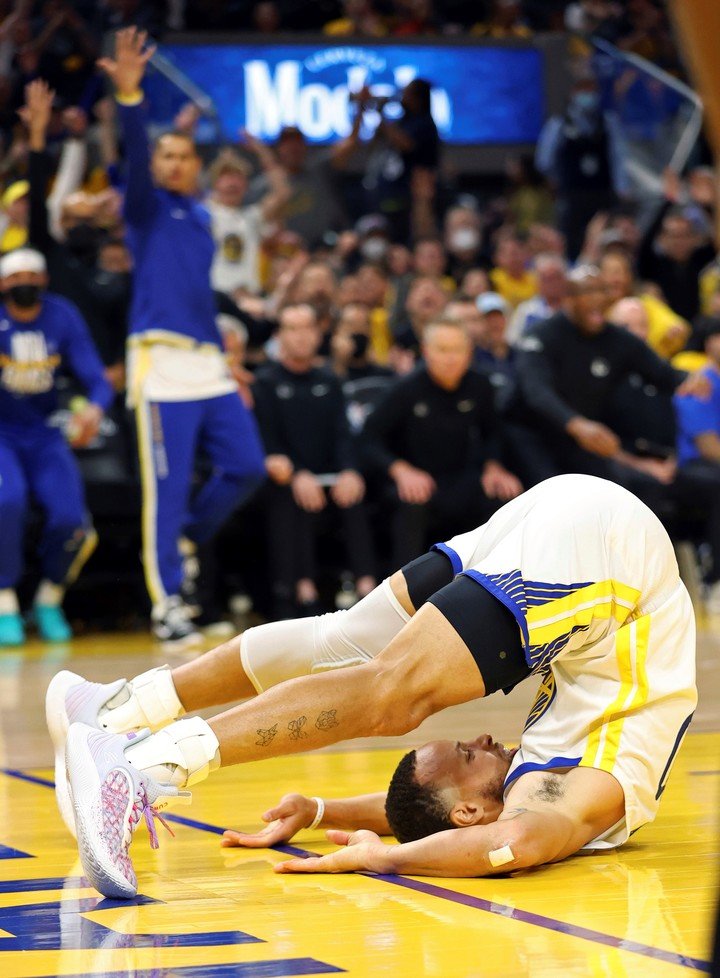This is how Stephen Curry ended after a great layup (AP)