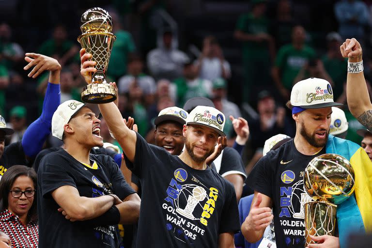 And one day it was his turn: the Bill Russell Award for Most Valuable Player is in the hands of Curry, the best shooter in history, serial scorer, charismatic figure and four-time NBA champion; Klay Thompson holds up the Larry O'Brien, the team award.
