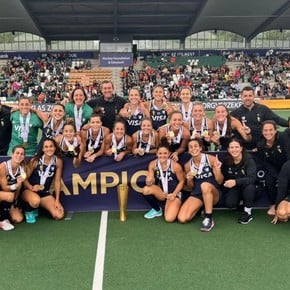 New triumph and celebration with the cup for Las Leonas