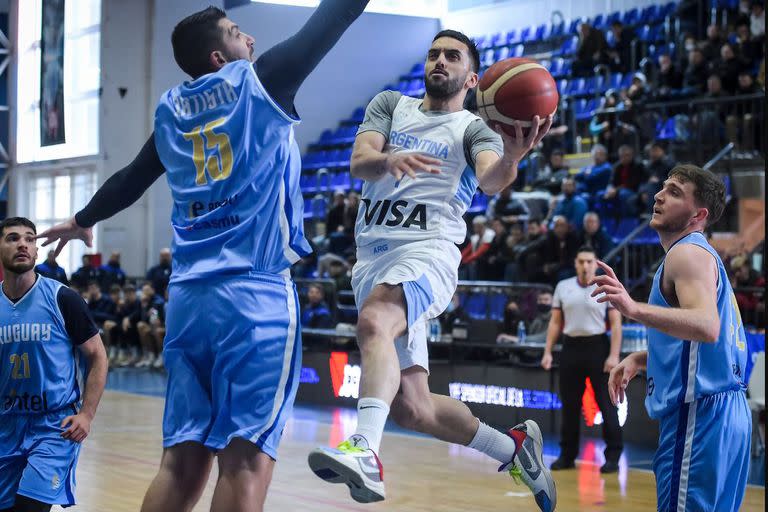 Campazzo penetrates with a layup against big man Esteban Batista in one of the two friendlies that Argentina beat Uruguay in preparation.