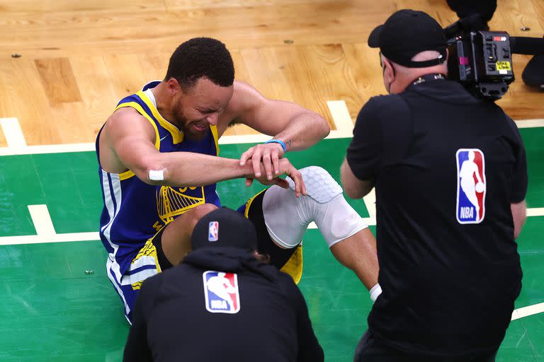 He didn't lose, he didn't get injured: Stephen Curry gets the thrill of being NBA champion, without even finishing Game 6 of the Golden State Warriors against the Boston Celtics in the final.